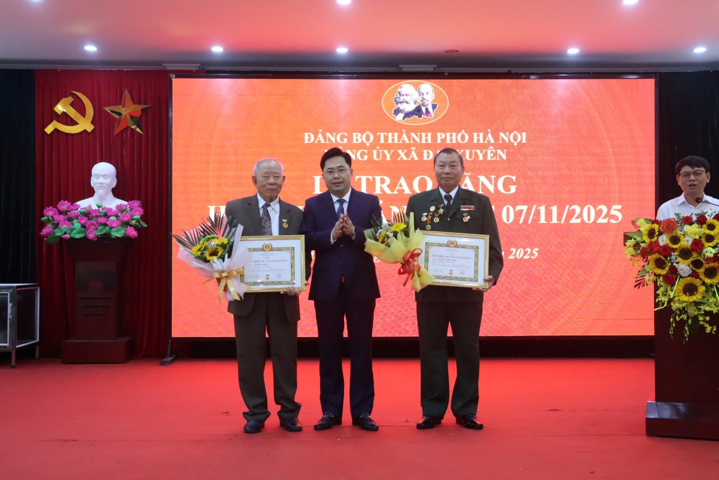 Đại Xuyên  tổ chức Lễ  trao tặng Huy hiệu Đảng đợt 7-11- Ảnh 2.