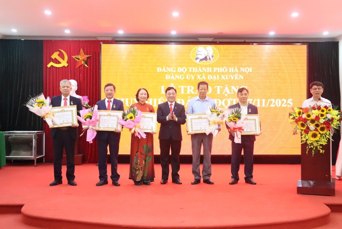 Đại Xuyên  tổ chức Lễ  trao tặng Huy hiệu Đảng đợt 7-11- Ảnh 3.