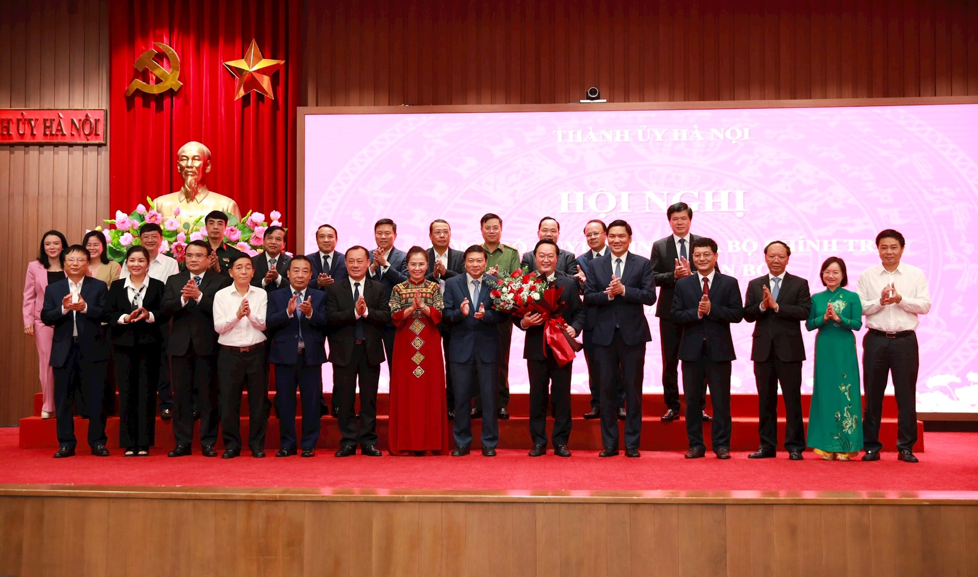 Bí thư Tỉnh ủy Nghệ An Nguyễn Đức Trung được điều động, chỉ định giữ chức Phó Bí thư Thành ủy Hà Nội- Ảnh 9.