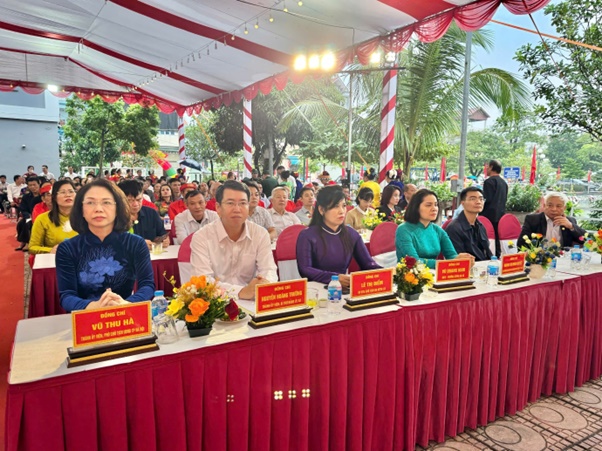 Đồng chí Vũ Thu Hà - Thành uỷ viên, Phó Chủ tịch UBND thành phố Hà Nội dự Ngày hội Đại đoàn kết ở thôn Nhuệ, xã Hoài Đức- Ảnh 3.