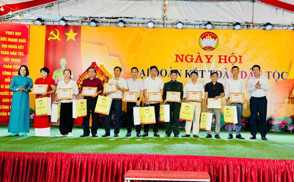 Đồng chí Vũ Thu Hà - Thành uỷ viên, Phó Chủ tịch UBND thành phố Hà Nội dự Ngày hội Đại đoàn kết ở thôn Nhuệ, xã Hoài Đức- Ảnh 14.