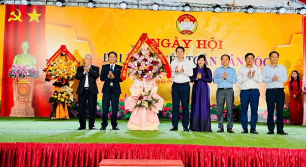 Đồng chí Vũ Thu Hà - Thành uỷ viên, Phó Chủ tịch UBND thành phố Hà Nội dự Ngày hội Đại đoàn kết ở thôn Nhuệ, xã Hoài Đức- Ảnh 1.