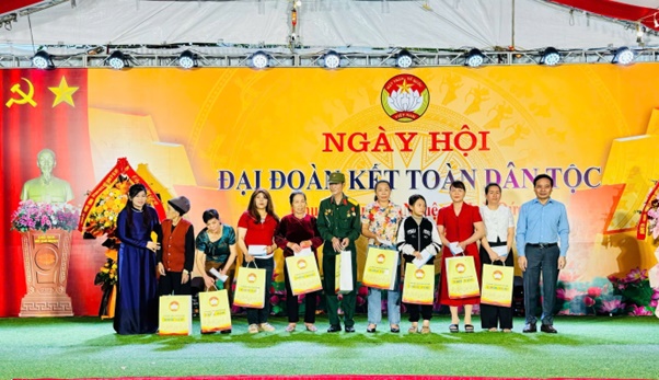 Đồng chí Vũ Thu Hà - Thành uỷ viên, Phó Chủ tịch UBND thành phố Hà Nội dự Ngày hội Đại đoàn kết ở thôn Nhuệ, xã Hoài Đức- Ảnh 15.