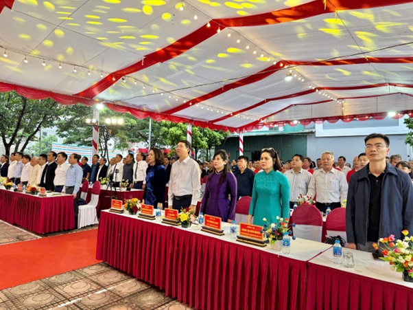 Đồng chí Vũ Thu Hà - Thành uỷ viên, Phó Chủ tịch UBND thành phố Hà Nội dự Ngày hội Đại đoàn kết ở thôn Nhuệ, xã Hoài Đức- Ảnh 2.