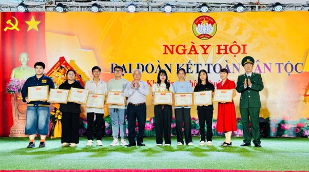 Đồng chí Vũ Thu Hà - Thành uỷ viên, Phó Chủ tịch UBND thành phố Hà Nội dự Ngày hội Đại đoàn kết ở thôn Nhuệ, xã Hoài Đức- Ảnh 16.