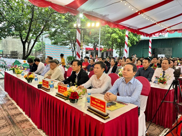 Đồng chí Vũ Thu Hà - Thành uỷ viên, Phó Chủ tịch UBND thành phố Hà Nội dự Ngày hội Đại đoàn kết ở thôn Nhuệ, xã Hoài Đức- Ảnh 4.