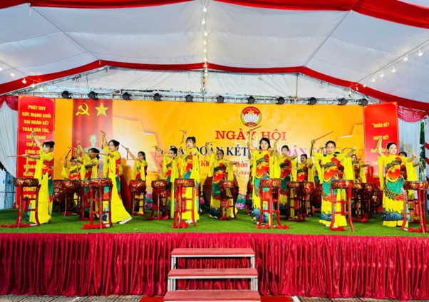 Đồng chí Vũ Thu Hà - Thành uỷ viên, Phó Chủ tịch UBND thành phố Hà Nội dự Ngày hội Đại đoàn kết ở thôn Nhuệ, xã Hoài Đức- Ảnh 7.