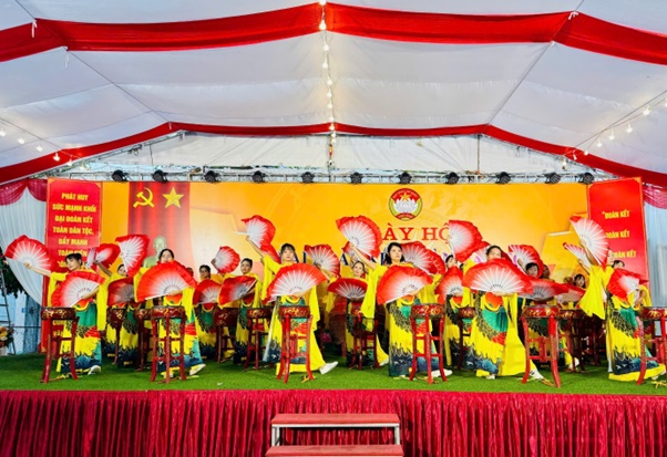 Đồng chí Vũ Thu Hà - Thành uỷ viên, Phó Chủ tịch UBND thành phố Hà Nội dự Ngày hội Đại đoàn kết ở thôn Nhuệ, xã Hoài Đức- Ảnh 6.