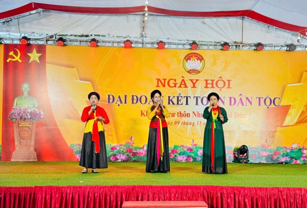 Đồng chí Vũ Thu Hà - Thành uỷ viên, Phó Chủ tịch UBND thành phố Hà Nội dự Ngày hội Đại đoàn kết ở thôn Nhuệ, xã Hoài Đức- Ảnh 8.