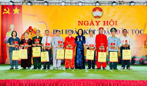 Đồng chí Vũ Thu Hà - Thành uỷ viên, Phó Chủ tịch UBND thành phố Hà Nội dự Ngày hội Đại đoàn kết ở thôn Nhuệ, xã Hoài Đức- Ảnh 13.