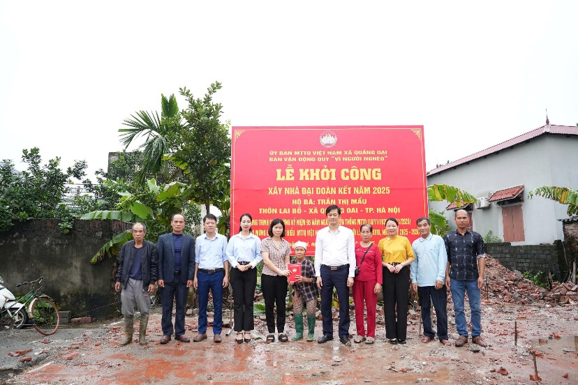UB MTTQ xã Quảng Oai khởi công Nhà Đại đoàn kết, trao hỗ trợ sinh kế cho hộ cận nghèo và hoàn cảnh khó khăn- Ảnh 1.