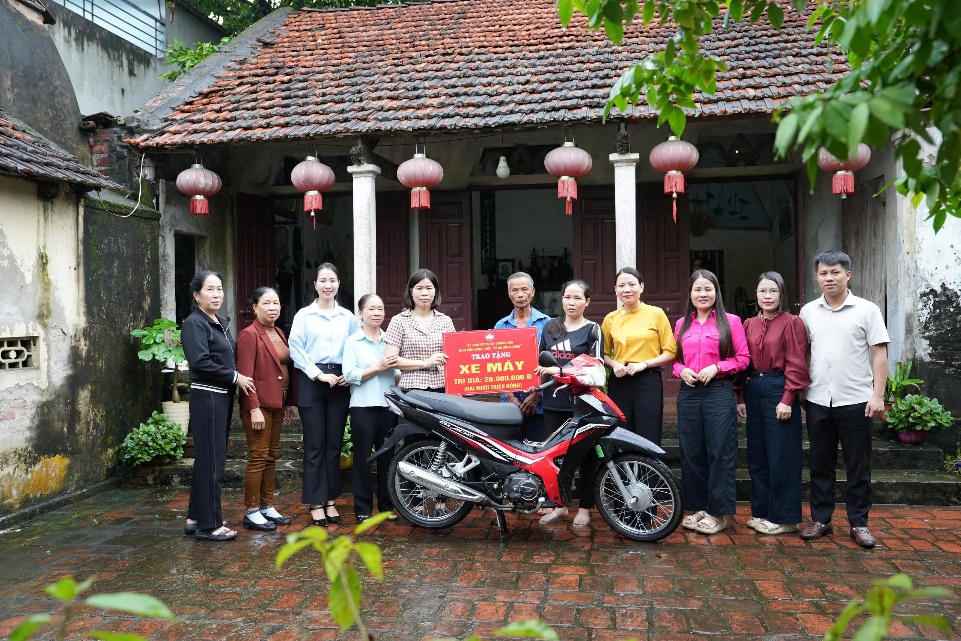 UB MTTQ xã Quảng Oai khởi công Nhà Đại đoàn kết, trao hỗ trợ sinh kế cho hộ cận nghèo và hoàn cảnh khó khăn- Ảnh 2.