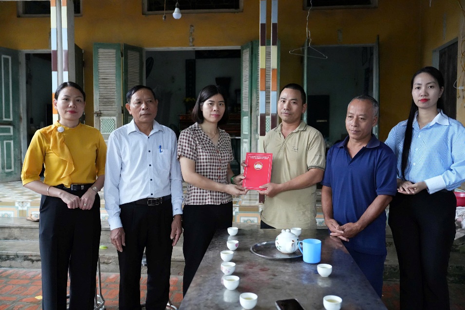 UB MTTQ xã Quảng Oai khởi công Nhà Đại đoàn kết, trao hỗ trợ sinh kế cho hộ cận nghèo và hoàn cảnh khó khăn- Ảnh 4.