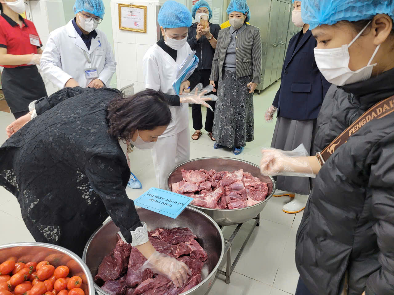 PHƯỜNG PHÚ DIỄN KIỂM TRA CHẤT LƯỢNG BỮA ĂN BÁN TRÚ TẠI CÁC CƠ SỞ GIÁO DỤC TRÊN  ĐỊA BÀN- Ảnh 1.