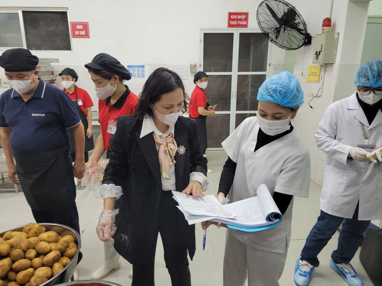 PHƯỜNG PHÚ DIỄN KIỂM TRA CHẤT LƯỢNG BỮA ĂN BÁN TRÚ TẠI CÁC CƠ SỞ GIÁO DỤC TRÊN  ĐỊA BÀN- Ảnh 2.