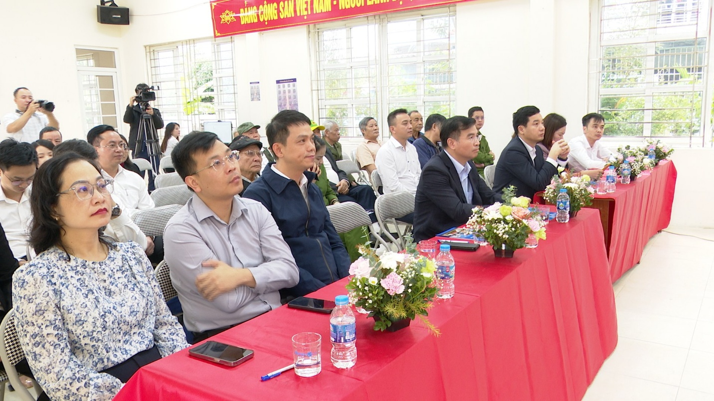 Xã Gia Lâm: Ra quân hỗ trợ nhân dân nộp hồ sơ thực hiện thủ tục hành chính trực tuyến tại các thôn, tổ dân phố- Ảnh 1.