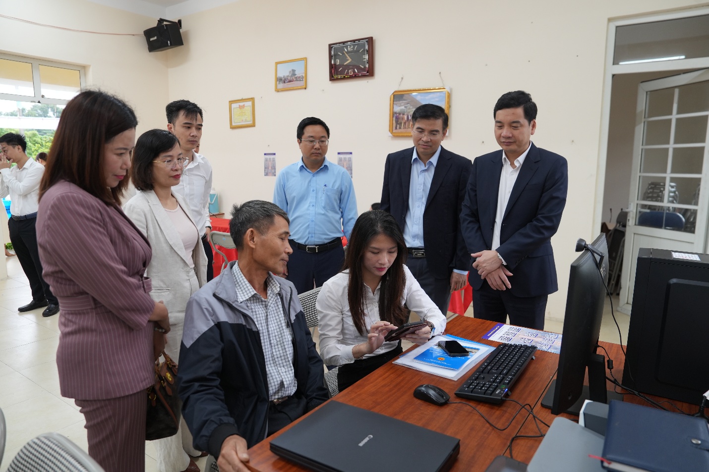 Xã Gia Lâm: Ra quân hỗ trợ nhân dân nộp hồ sơ thực hiện thủ tục hành chính trực tuyến tại các thôn, tổ dân phố- Ảnh 3.