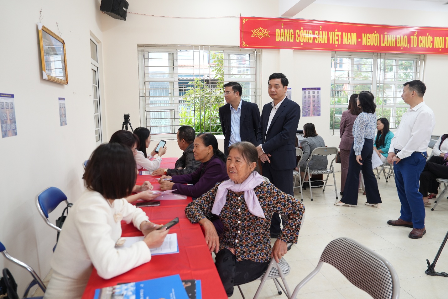 Xã Gia Lâm: Ra quân hỗ trợ nhân dân nộp hồ sơ thực hiện thủ tục hành chính trực tuyến tại các thôn, tổ dân phố- Ảnh 4.