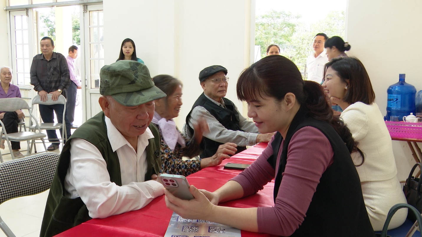 Xã Gia Lâm: Ra quân hỗ trợ nhân dân nộp hồ sơ thực hiện thủ tục hành chính trực tuyến tại các thôn, tổ dân phố- Ảnh 5.