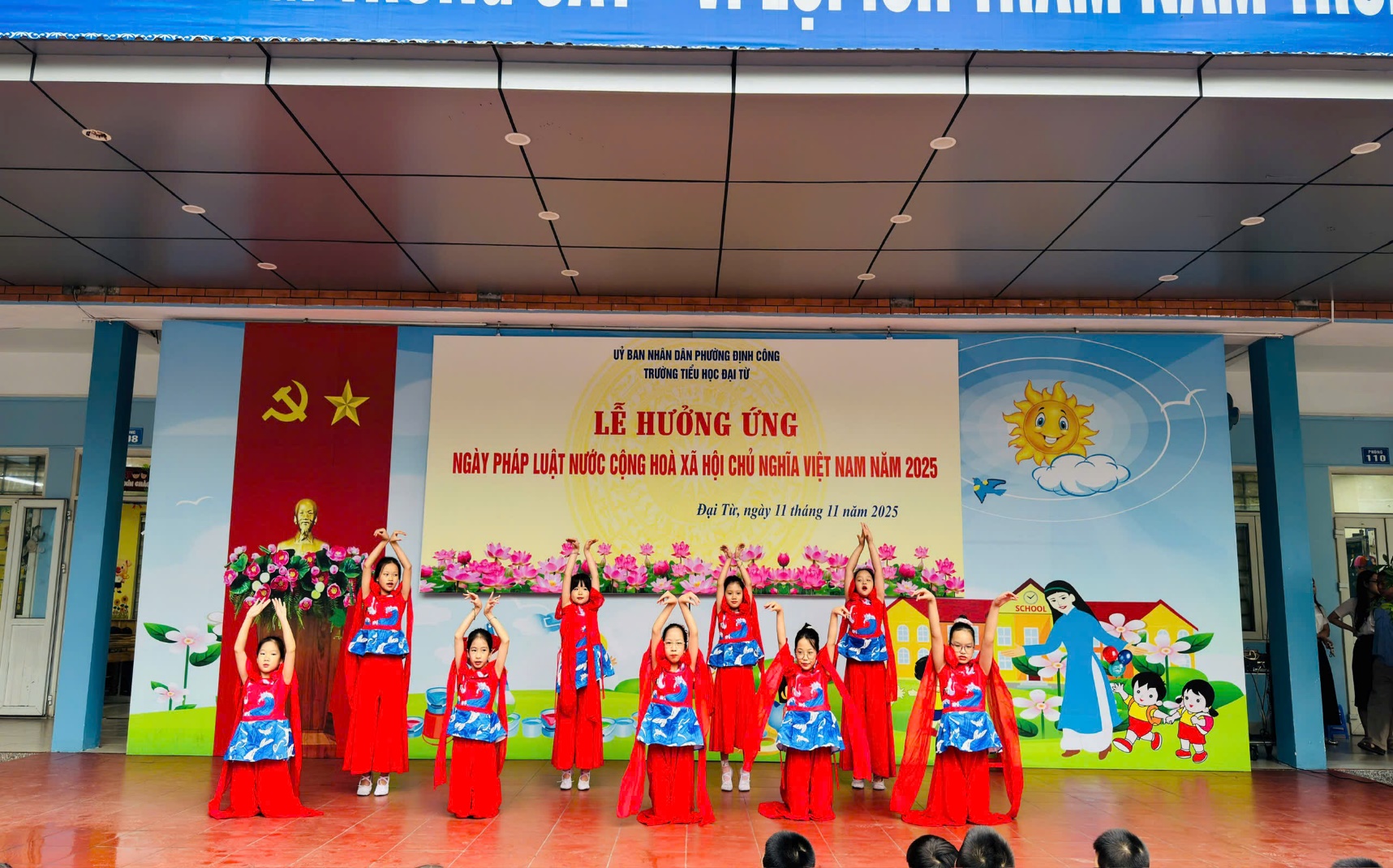 TRƯỜNG TIỂU HỌC ĐẠI TỪ TỔ CHỨC HOẠT ĐỘNG HƯỞNG ỨNG NGÀY PHÁP LUẬT VIỆT NAM NĂM 2025- Ảnh 1.