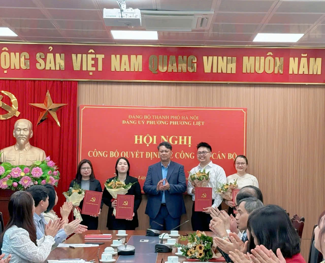 Phường Phương Liệt công bố quyết định chuyển và điều động cán bộ: Thể hiện tinh thần trách nhiệm, công tâm, đáp ứng yêu cầu nhiệm vụ trong tình hình mới- Ảnh 1.