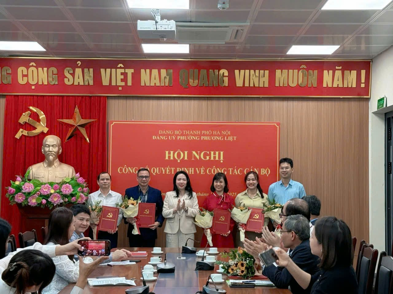 Phường Phương Liệt công bố quyết định chuyển và điều động cán bộ: Thể hiện tinh thần trách nhiệm, công tâm, đáp ứng yêu cầu nhiệm vụ trong tình hình mới- Ảnh 2.