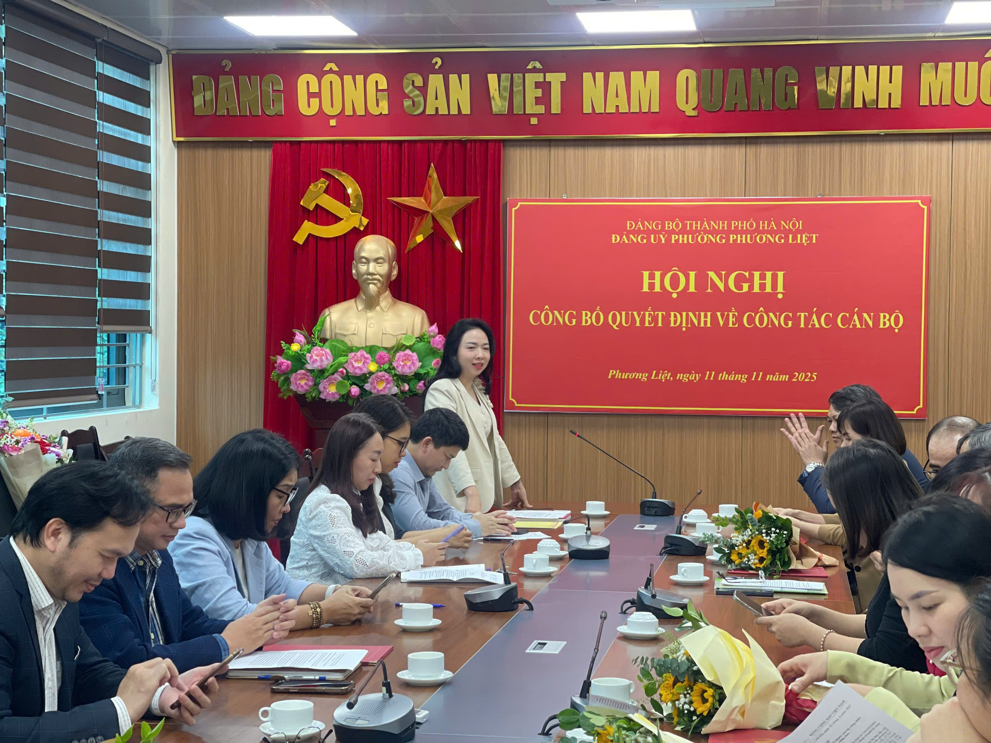 Phường Phương Liệt công bố quyết định chuyển và điều động cán bộ: Thể hiện tinh thần trách nhiệm, công tâm, đáp ứng yêu cầu nhiệm vụ trong tình hình mới- Ảnh 3.