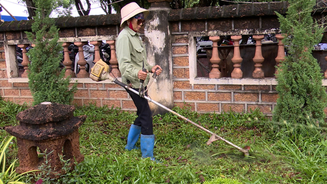 PHỤ NỮ THÔN SEN TRÌ CHUNG TAY CHĂM SÓC TUYẾN ĐƯỜNG HOA TỰ QUẢN- Ảnh 2.