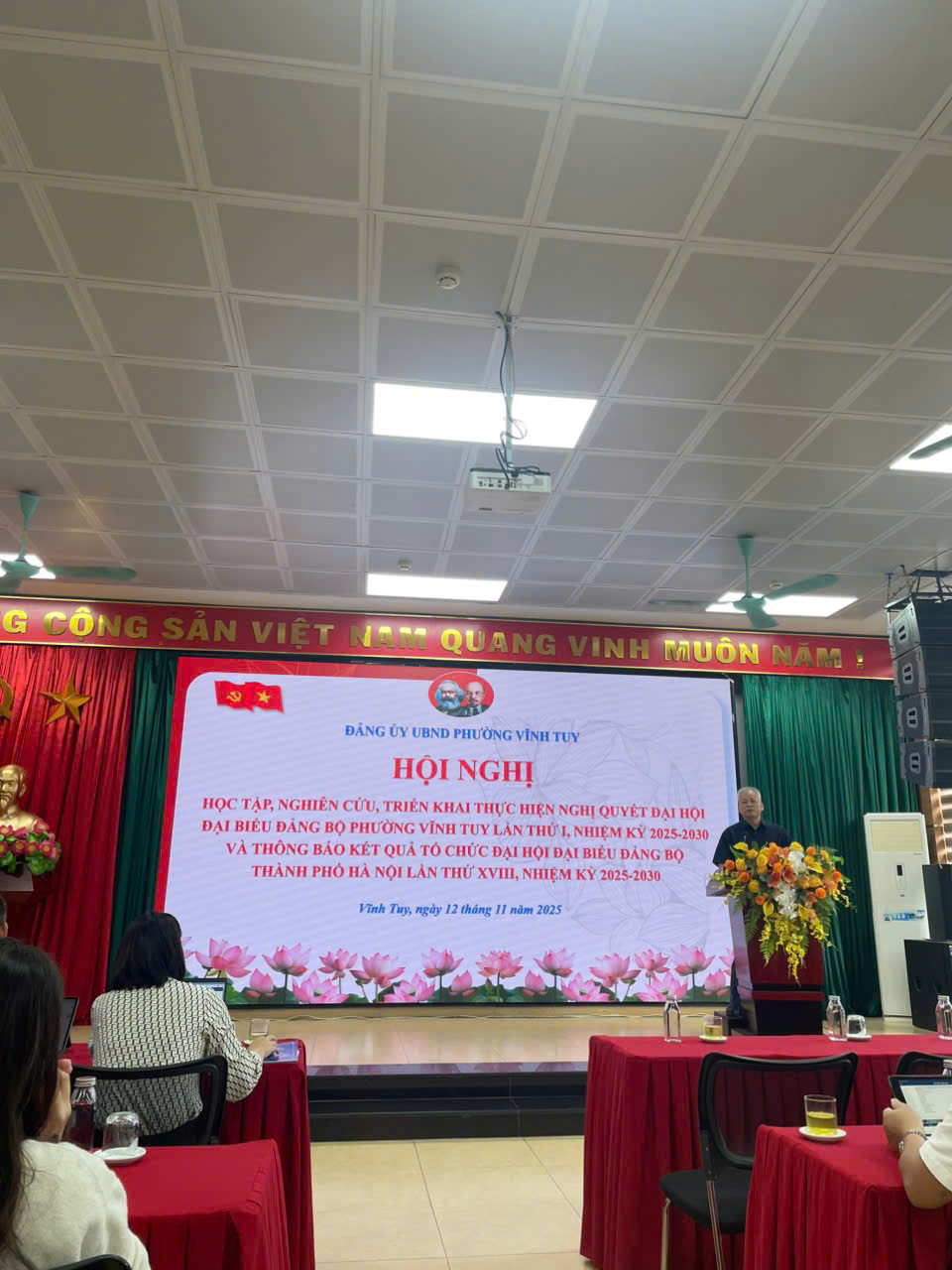 ĐẢNG ỦY UBND PHƯỜNG VĨNH TUY TỔ CHỨC HỘI NGHỊ QUÁN TRIỆT, TRIỂN KHAI NGHỊ QUYẾT ĐẠI HỘI ĐẢNG CÁC CẤP NHIỆM KỲ 2025-2030- Ảnh 1.