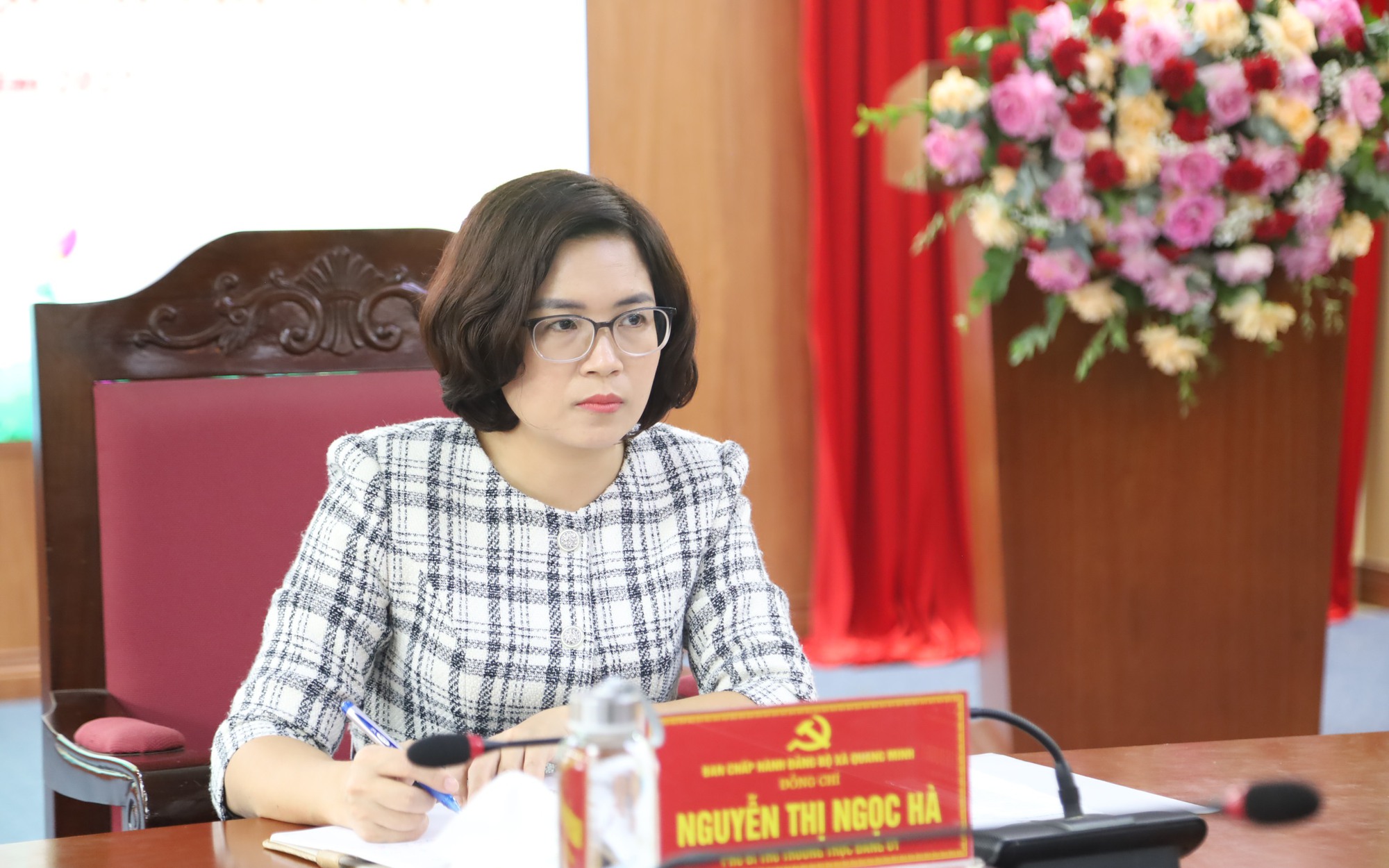 Thường trực Đảng ủy xã Quang Minh làm việc với các chi bộ doanh nghiệp