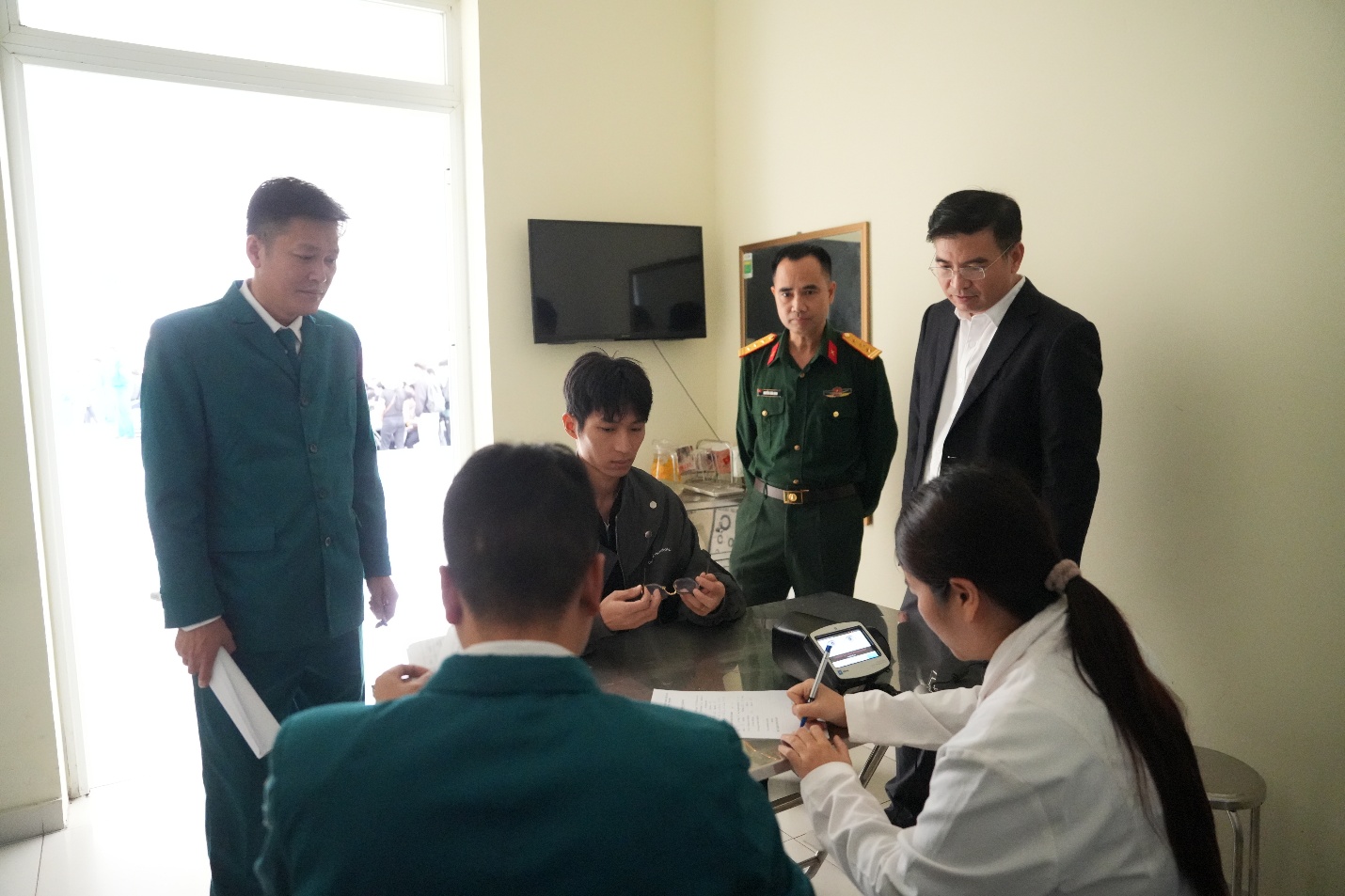 Gia Lâm tổ chức khám sơ tuyển nghĩa vụ quân sự năm 2026 tại Trạm Y tế Trâu Quỳ- Ảnh 3.