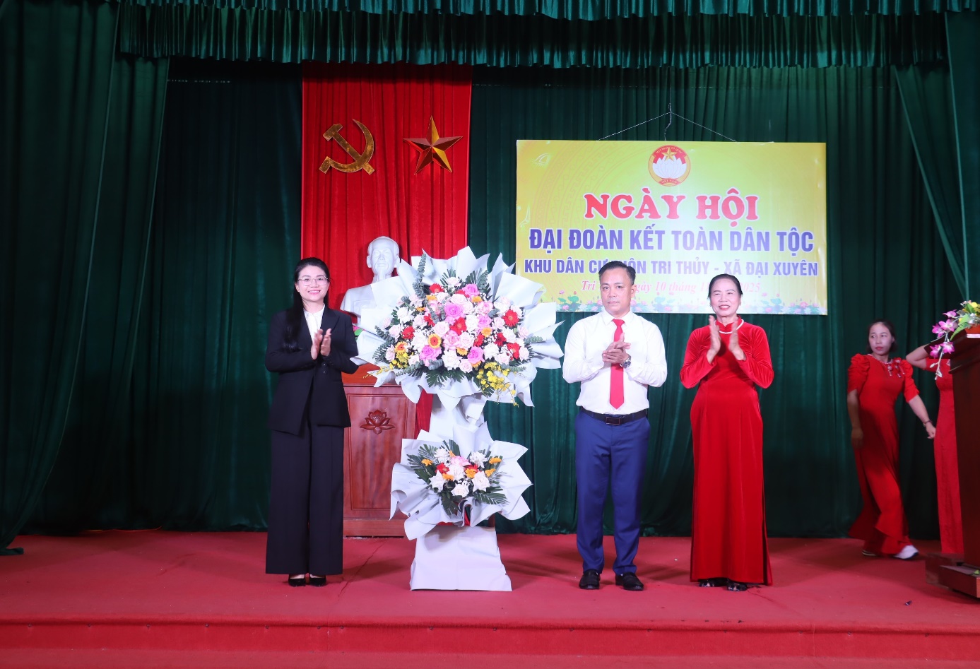 Đồng chí Bí thư Đảng ủy, CT HĐND xã Nguyễn Mạnh Huy dự Ngày hội Đại đoàn kết toàn dân tộc tại thôn Tri Thuỷ- Ảnh 1.