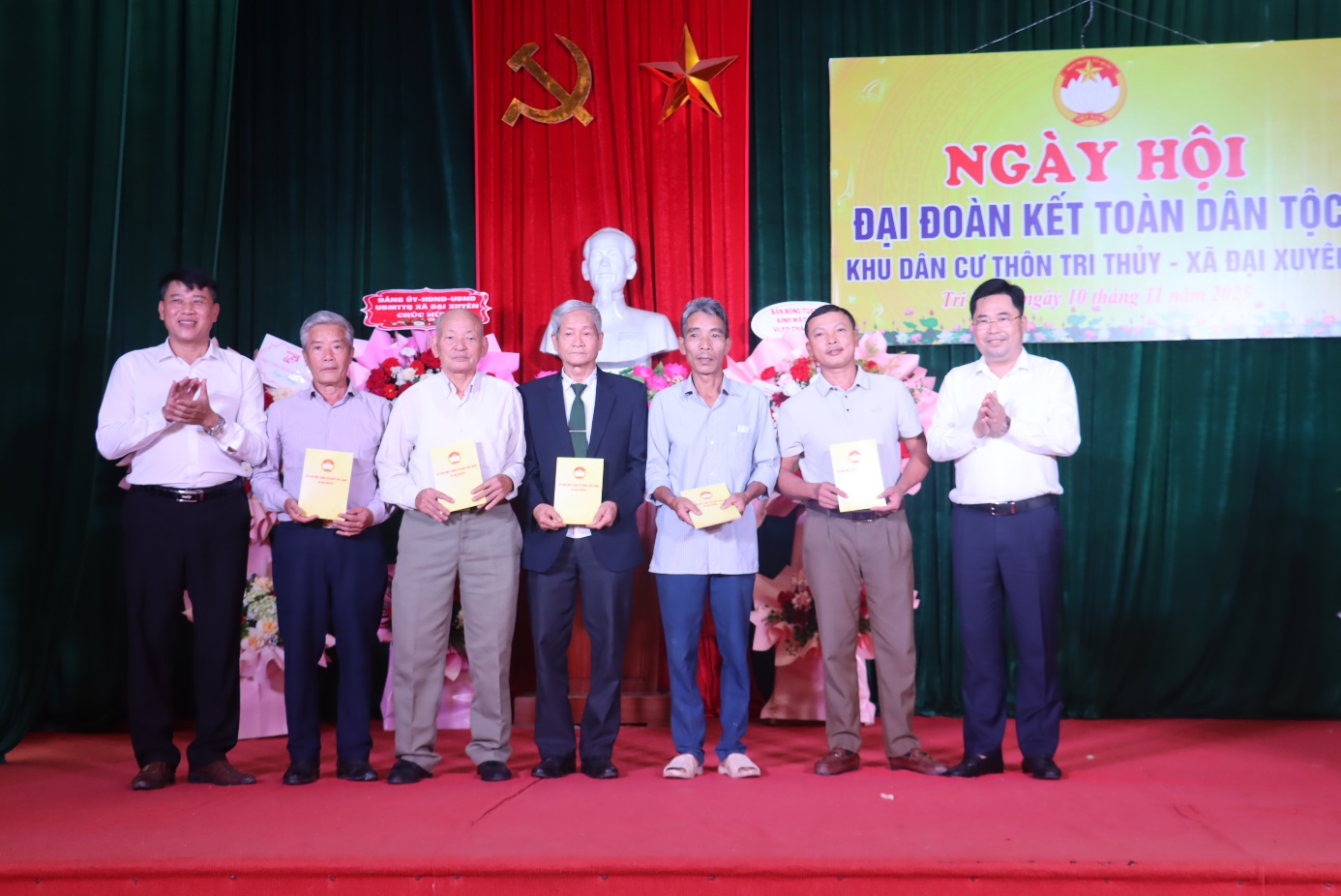 Đồng chí Bí thư Đảng ủy, CT HĐND xã Nguyễn Mạnh Huy dự Ngày hội Đại đoàn kết toàn dân tộc tại thôn Tri Thuỷ- Ảnh 5.