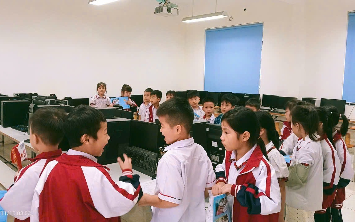 Ảnh: Các em học sinh chờ tới lượt khám SK