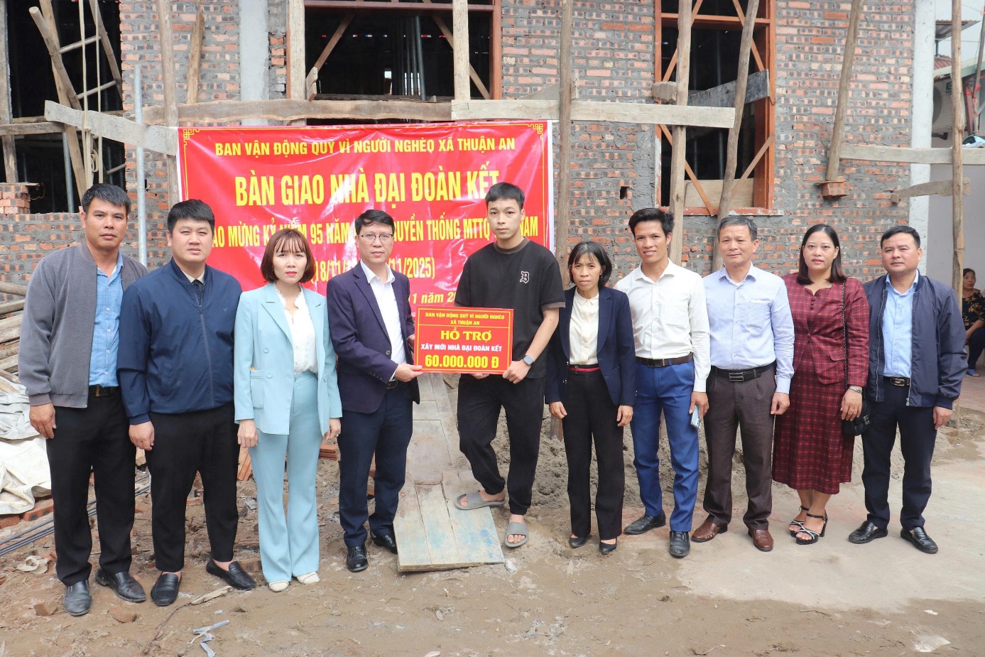 Ảnh có chứa trang phục, người, tòa nhà, đàn ông  Nội dung do AI tạo ra có thể không chính xác.