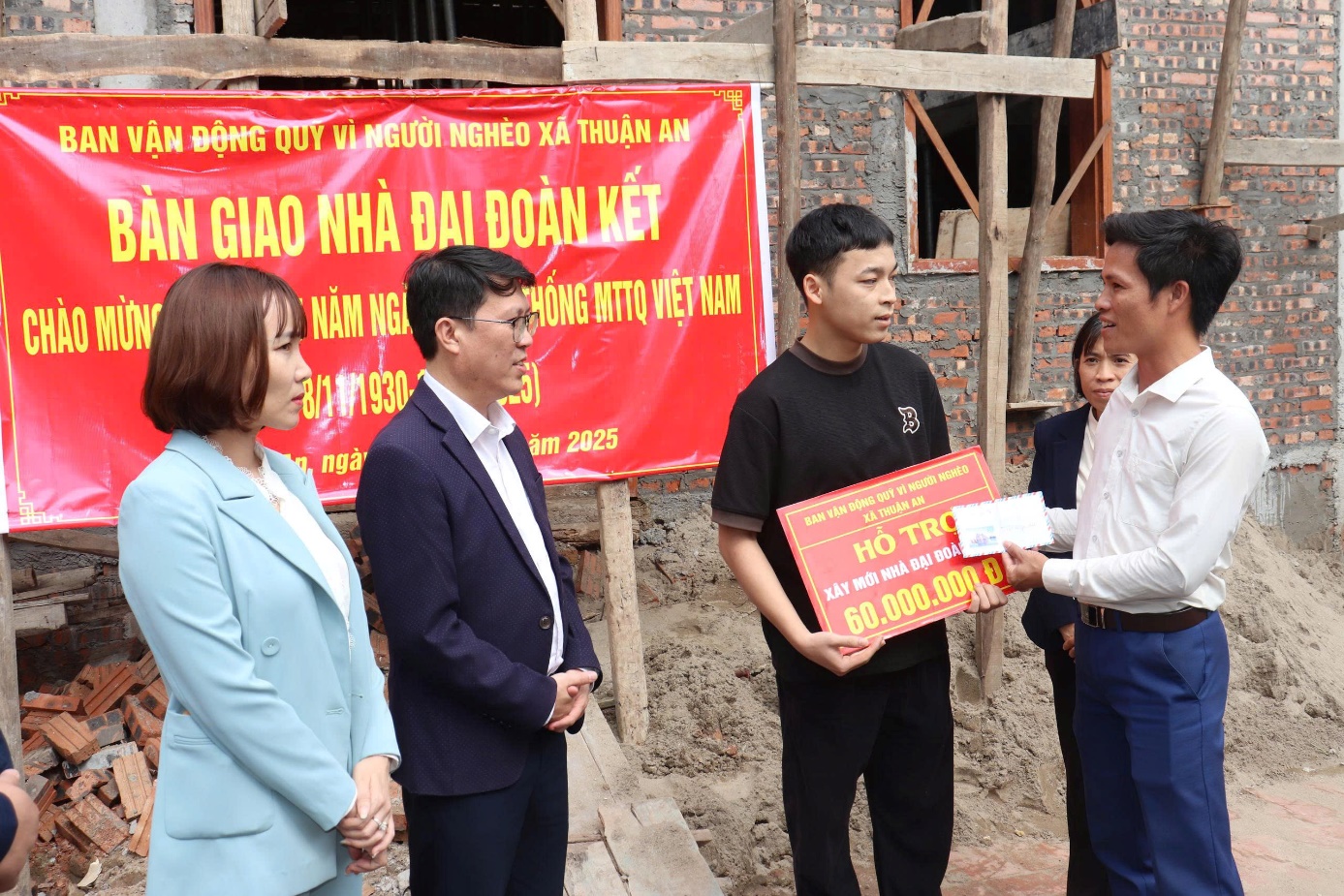 Ảnh có chứa trang phục, người, văn bản, đàn ông  Nội dung do AI tạo ra có thể không chính xác.