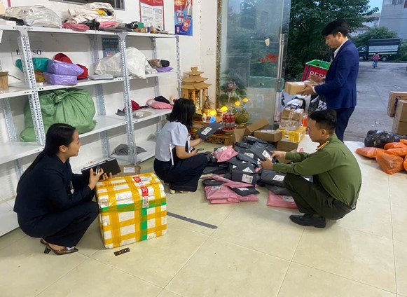 Xã Dương Hòa tổ chức kiểm tra các hoạt động kinh doanh dịch vụ văn hóa, thể thao, quảng cáo, bưu chính và thông tin truyền thông trên địa bàn xã quý IV năm 2025
- Ảnh 4.