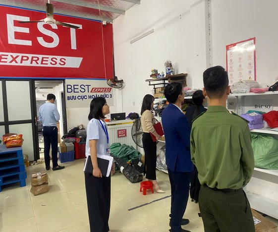 Xã Dương Hòa tổ chức kiểm tra các hoạt động kinh doanh dịch vụ văn hóa, thể thao, quảng cáo, bưu chính và thông tin truyền thông trên địa bàn xã quý IV năm 2025
- Ảnh 5.