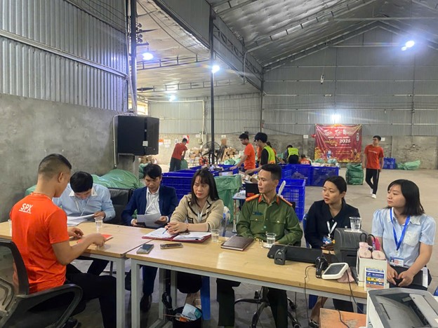 Xã Dương Hòa tổ chức kiểm tra các hoạt động kinh doanh dịch vụ văn hóa, thể thao, quảng cáo, bưu chính và thông tin truyền thông trên địa bàn xã quý IV năm 2025
- Ảnh 6.