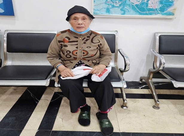 Công an phường Cầu Giấy kịp thời giúp đỡ người cao tuổi lạc đường trở về với gia đình- Ảnh 1.