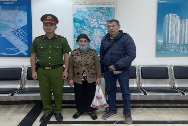 Công an phường Cầu Giấy kịp thời giúp đỡ người cao tuổi lạc đường trở về với gia đình- Ảnh 2.
