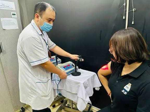 Bệnh viện Da liễu Hà Nội ứng dụng tia Laser He-Ne trong hỗ trợ lành thương- Ảnh 1.