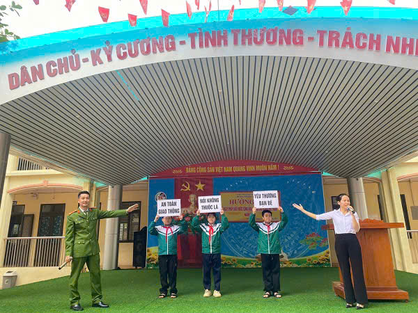 Công an xã Bình Minh phối hợp trường Tiểu học Thanh Cao tuyên truyền "Ngày Pháp luật Việt Nam 09/11