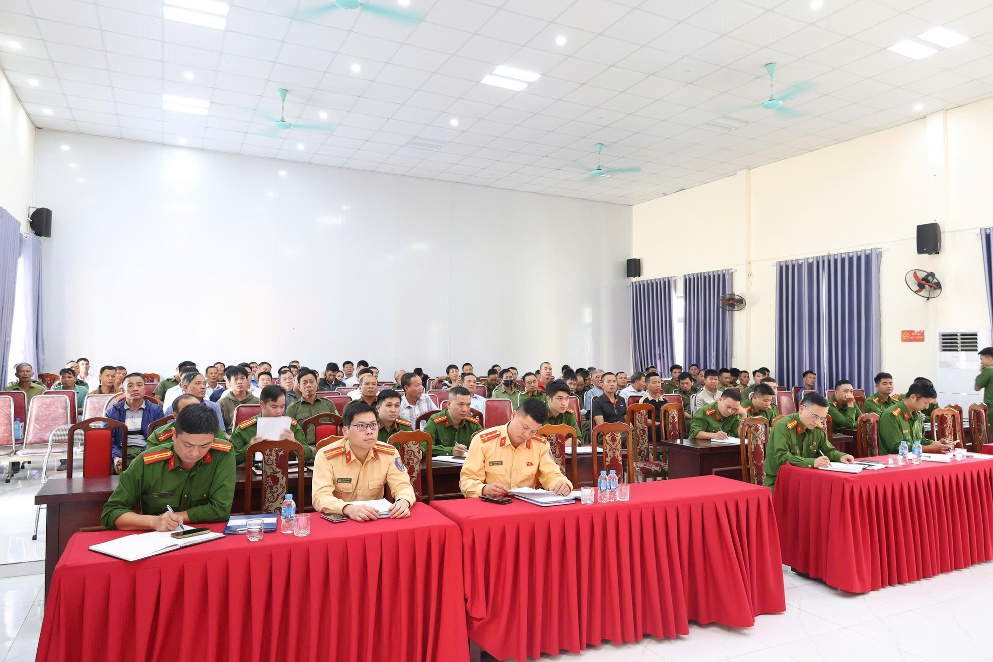 Mê Linh: Triển khai cao điểm 60 ngày đêm làm sạch dữ liệu đăng ký phương tiện, Giấy phép lái xe- Ảnh 1.