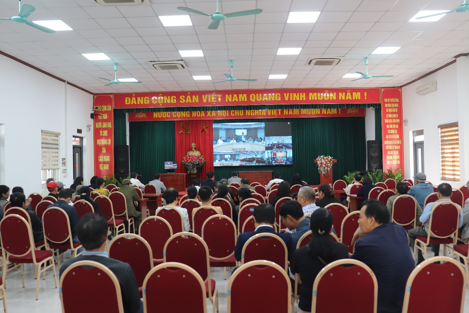 Ảnh có chứa ghế, trang phục, trong nhà, thính phòng  Nội dung do AI tạo ra có thể không chính xác.