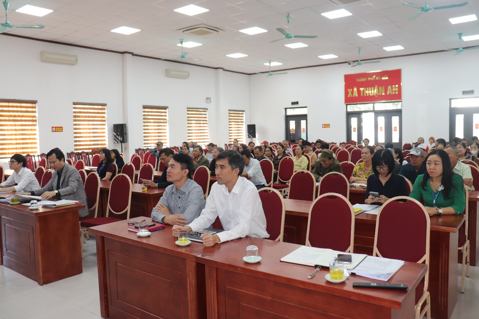 Ảnh có chứa trong nhà, trang phục, đồ đạc, người  Nội dung do AI tạo ra có thể không chính xác.