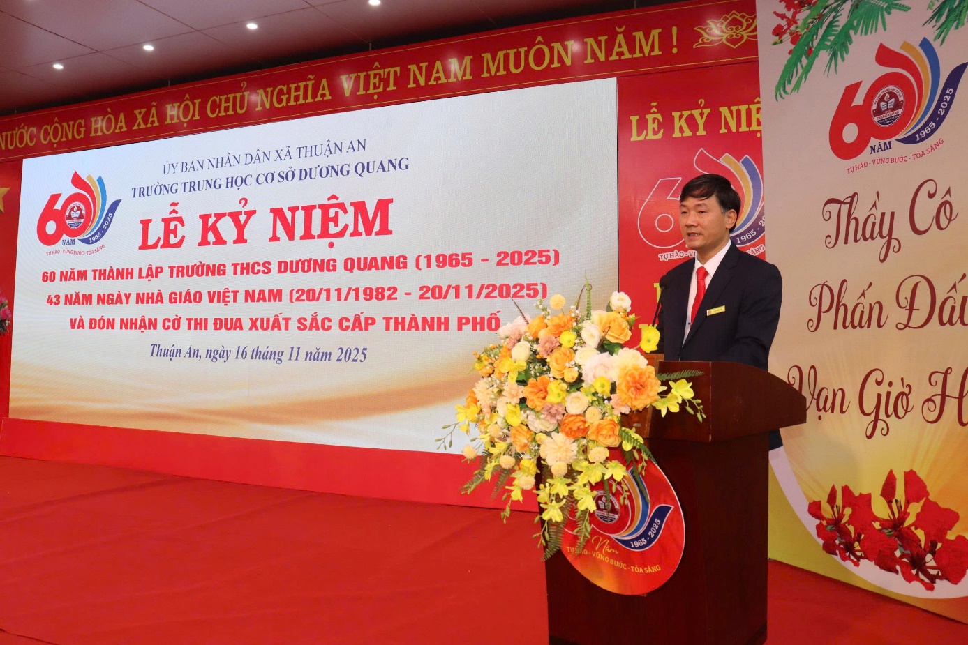 Ảnh có chứa văn bản, hoa, bộ đồ, trang phục  Nội dung do AI tạo ra có thể không chính xác.