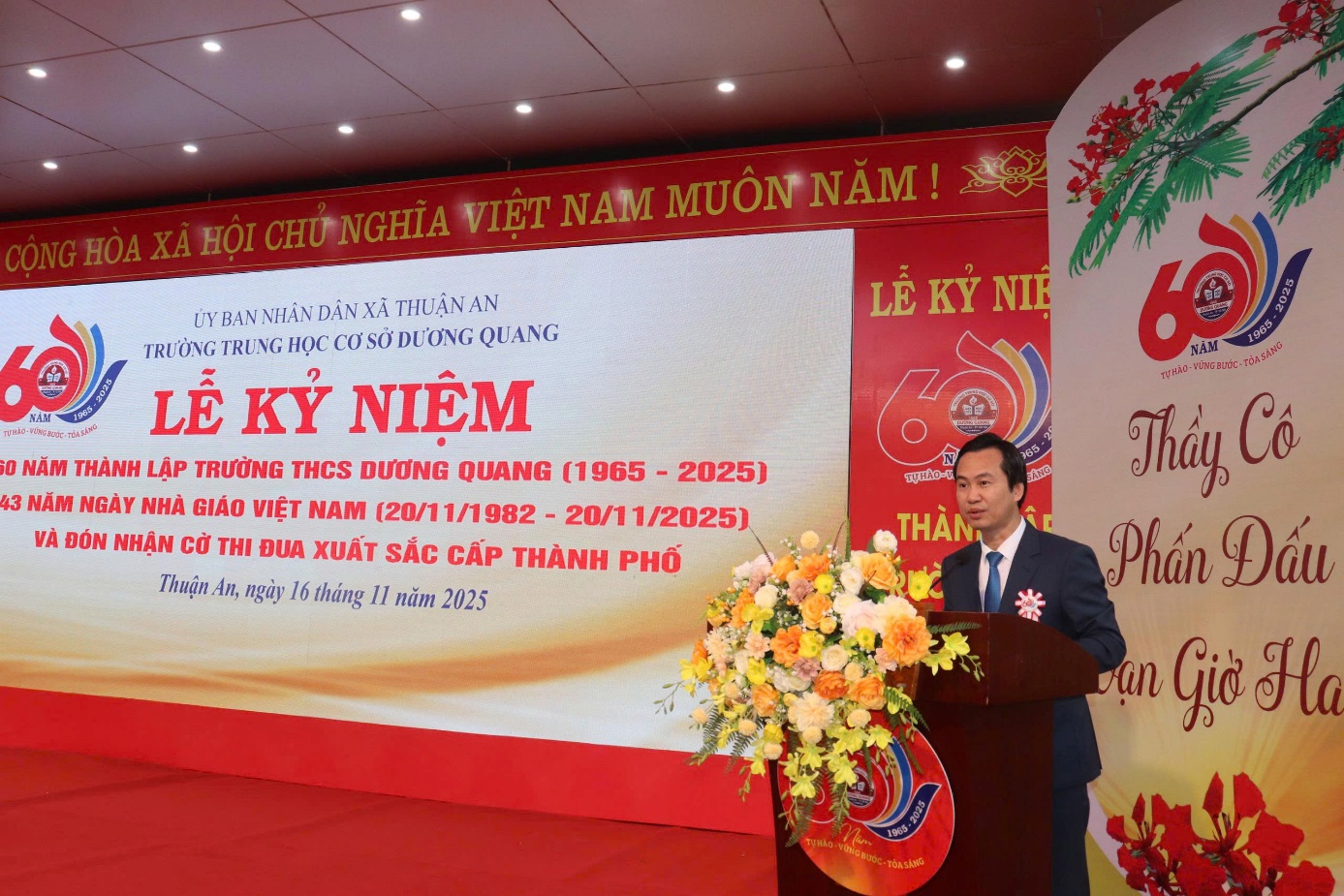 Ảnh có chứa văn bản, hoa, bộ đồ, trang phục  Nội dung do AI tạo ra có thể không chính xác.