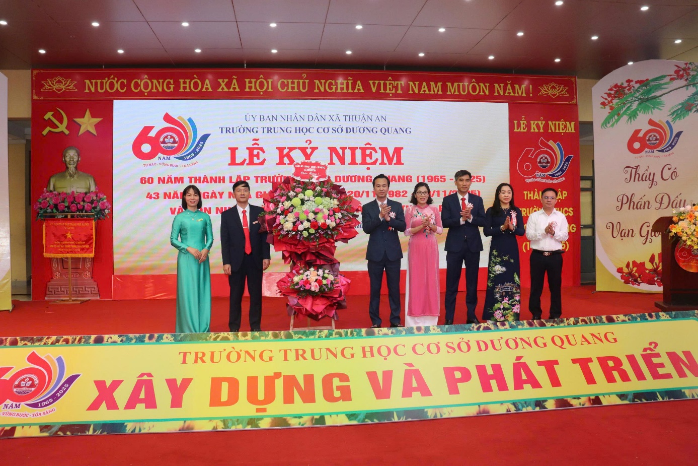 Ảnh có chứa văn bản, trong nhà, trang phục, bộ đồ  Nội dung do AI tạo ra có thể không chính xác.