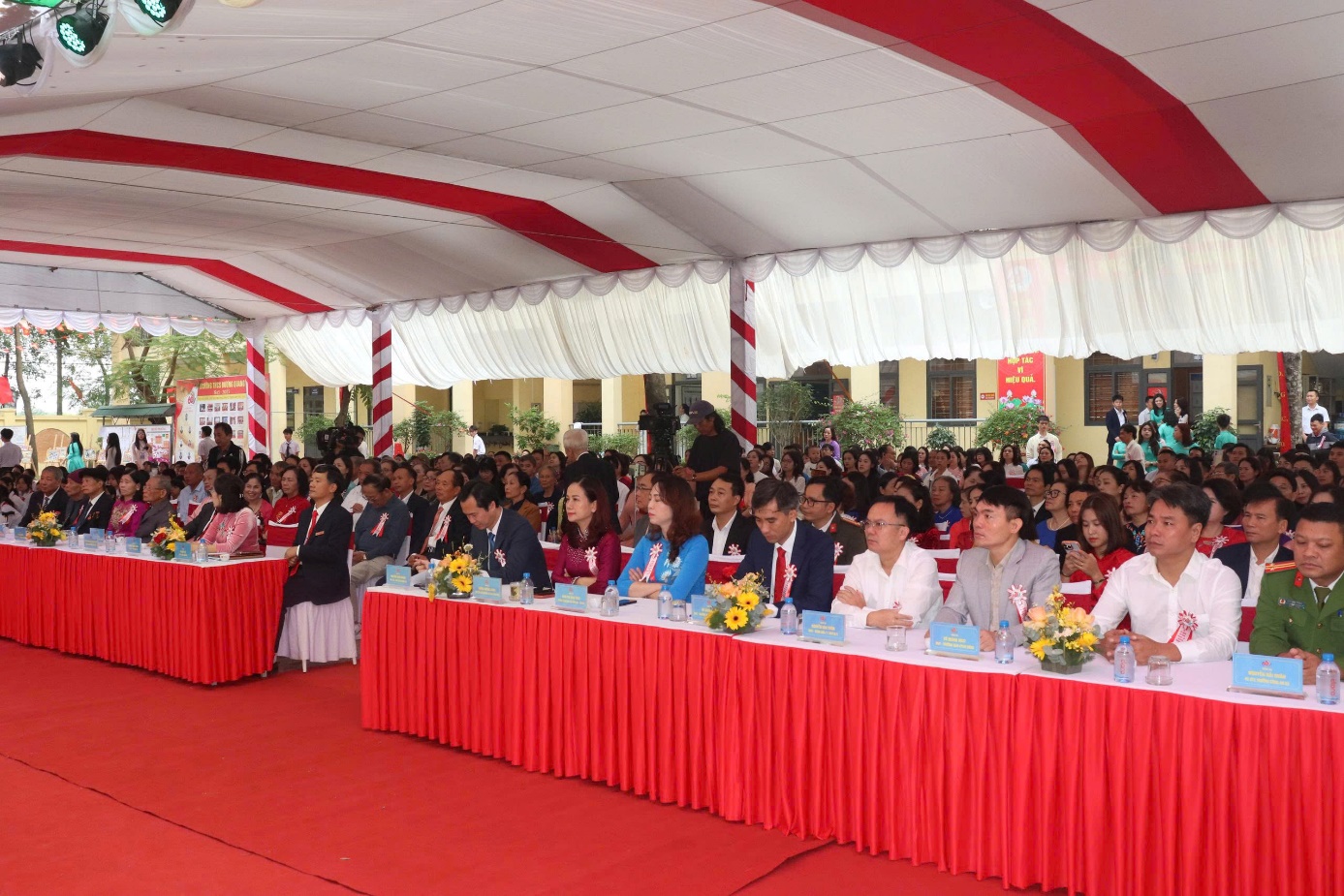 Ảnh có chứa trang phục, người, trong nhà, phụ nữ  Nội dung do AI tạo ra có thể không chính xác.